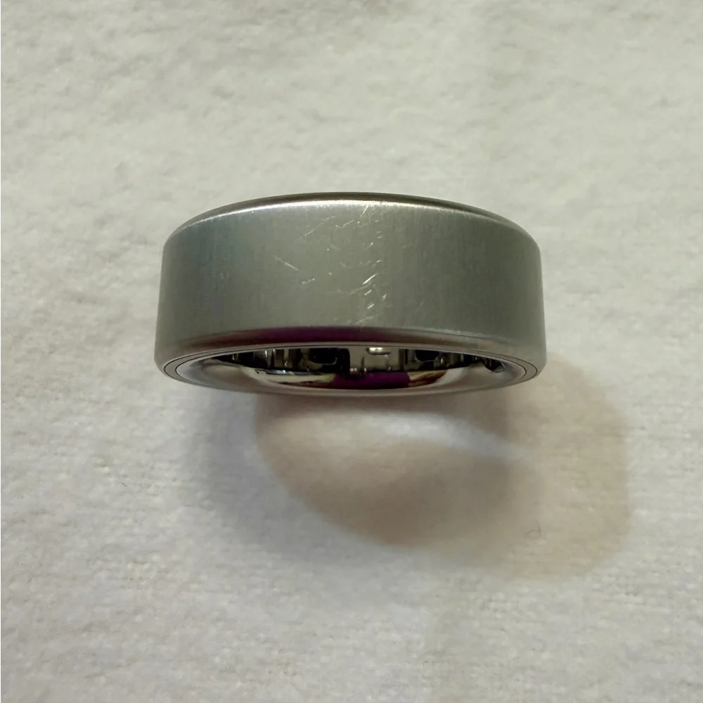Oura Ring 4 — Brushed Silver, Size 8 With Wireless Charger